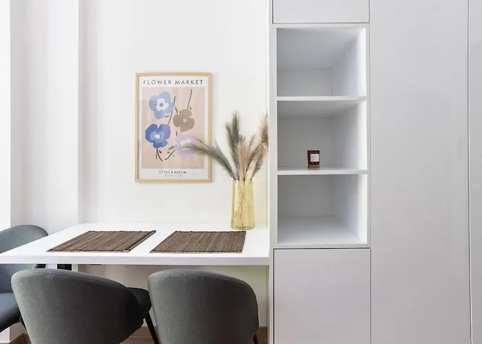 Downtown Stylish 4 Apartment