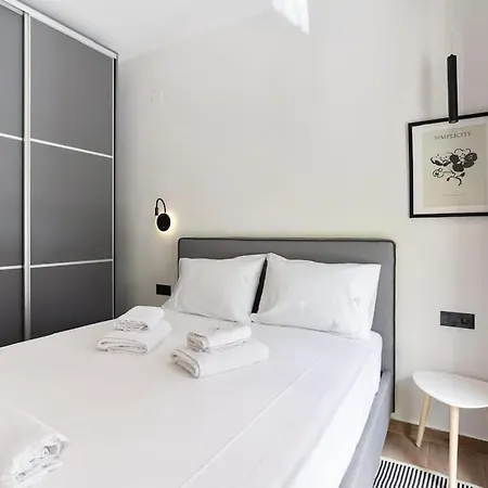 Apartment Downtown Stylish 4 *