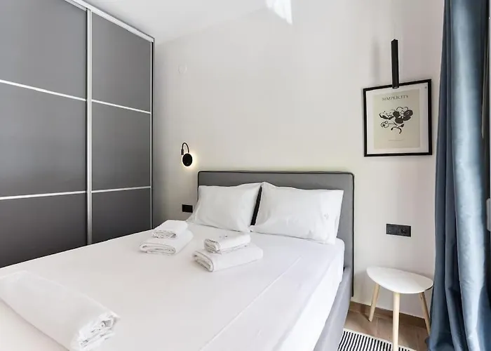 公寓 Downtown Stylish 4 *